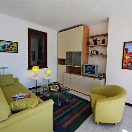 Fiumelatte Sleeps 6 Apartment *